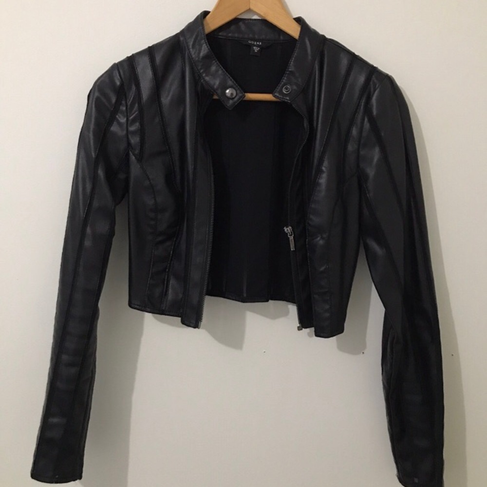 Cropped black leather jacket by Guess.
